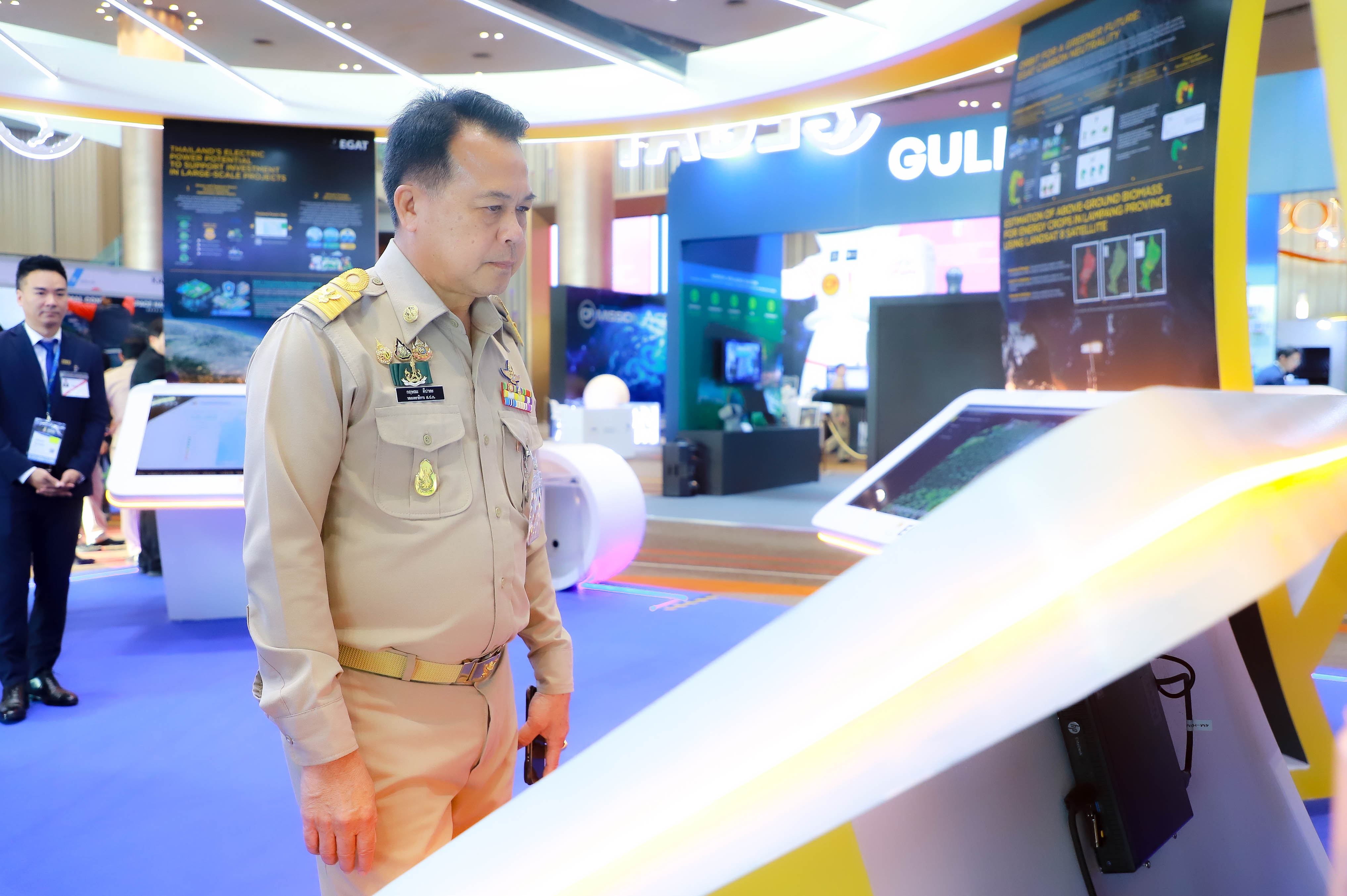 title - รองเลขาธิการ ส.ป.ก. ร่วมเฝ้าทูลละอองพระบาทรับเสด็จฯ และร่วมพิธีเปิดงาน มหกรรมด้านอวกาศแห่งชาติ